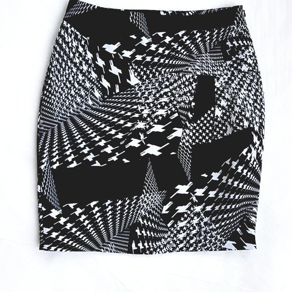 Worthington Dresses & Skirts - Worthington Houndstooth Geometric Skirt Sz 4P